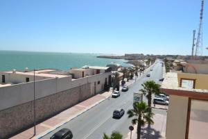 vistas a una calle de la ciudad con el océano en Inyan Dakhla Hotel, en Dakhla