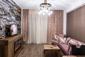 un soggiorno con divano e TV di 7th HEAVEN Apartment in Central Tbilisi a Tbilisi City