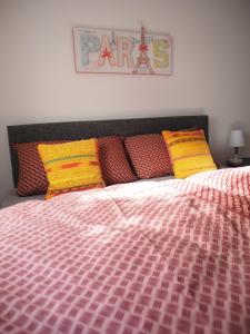 a bedroom with a large bed with colorful pillows at 2-Zimmer-Whg im Souterrain mit neuer Sauna in Großenseebach