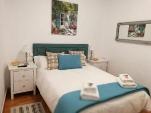 sypialnia z łóżkiem i 2 szafkami nocnymi w obiekcie Apartamento Vive en Maravillas w Madrycie