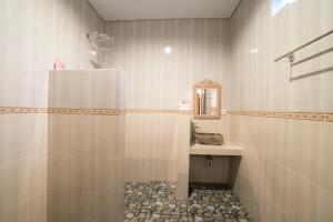 un baño con ducha y lavabo en Pondok Putri Sari, en Ubud 34 fotos más