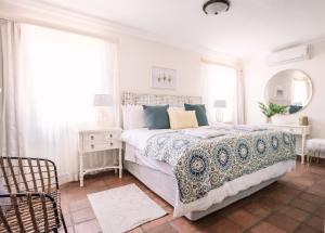 Ένα ή περισσότερα κρεβάτια σε δωμάτιο στο LilyRose Bed & Breakfast