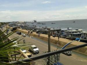Blick auf einen Hafen mit Booten im Wasser in der Unterkunft hotel encontro das aguas in Santarém