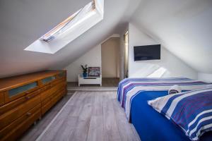 Ein Bett oder Betten in einem Zimmer der Unterkunft Apartments Selak