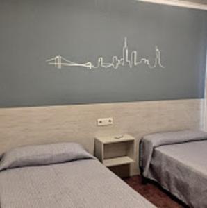 Postel nebo postele na pokoji v ubytování Hostal Millán