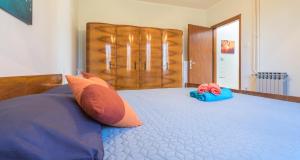a bedroom with a blue bed with orange pillows at Apartment Villa Olga in Poreč