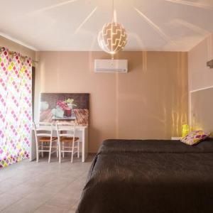 1 dormitorio con cama, mesa y comedor en Logis Auberge Cigaloise en Saint-Hippolyte-du-Fort