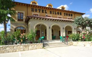 The facade or entrance of Hotel Silos 2000