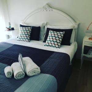 um quarto com uma cama grande e toalhas em La Maison Extravagante em Saronno