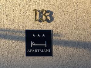 um sinal com o número na parede em Apartment Mira em Pula