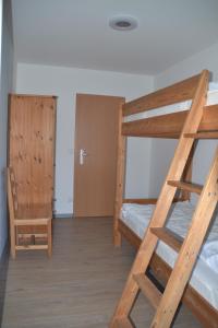 Zimmer mit 2 Etagenbetten und einem Stuhl in der Unterkunft Ostseehotel Klützer Winkel in Hohen Schönberg