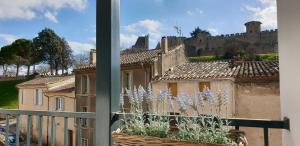 カルカソンヌにあるGîtes Les 3 Tours 2の城のある街の景色を望む窓