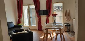 a living room with a table and a couch at Gîtes Les 3 Tours 2 in Carcassonne