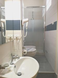 Koupelna v ubytování Hotel Villa La Brise + 37 fotografií