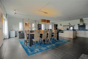 a dining room and kitchen with a table and chairs at B&B/Boertel de Meander in Oirschot