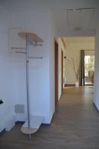 Zimmer mit einem Flur und Holzboden in der Unterkunft Ostseehotel Klützer Winkel in Hohen Schönberg