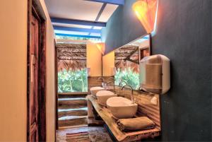 Bilik mandi di Playa 506 Beachfront Hostel