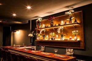 un bar avec une longue table dans un restaurant dans l'établissement Hotel 32 32, à New York