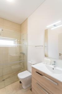 uma casa de banho com um WC, um lavatório e um chuveiro em FLH Quintinha Rocha no Funchal