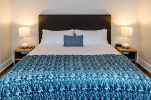 Säng eller sängar i ett rum på Lake Placid Inn: Main Street