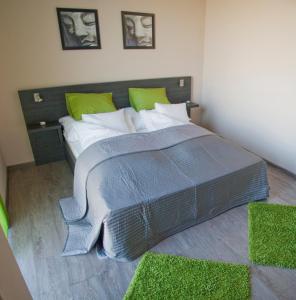 A bed or beds in a room at M0 Caffe & Motel