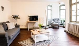 - un salon avec un canapé et une table dans l'établissement Weinhaus Schultes, à Limburg an der Lahn
