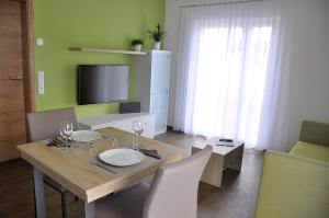 Un comedor con una mesa con sillas y un televisor. en rent-my-apartment, en Rietheim-Weilheim 4 fotos más