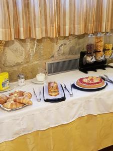 un tavolo ricoperto di piatti di cibo e pane di Il Borgo sul Lago a Monte del Lago