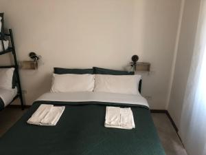 Voodi või voodid majutusasutuse Ostello-Albergo dagli Elfi toas