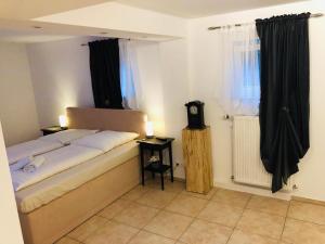 ein Schlafzimmer mit einem Bett und einem Fenster mit einer Uhr in der Unterkunft Hotel Krone in Ostfildern
