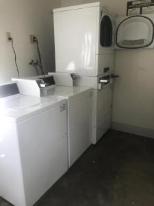 eine Waschküche mit weißen Waschmaschinen und Trocknern in der Unterkunft Spacious and Bright Apartment with 3bd2ba in Fremont in Fremont + 9 Fotos