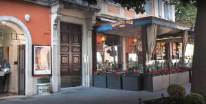 فندق ذا شاير في روما: متجر به زهور أمام مبنى