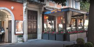 a store with flowers in front of a building at The Shire Hotel in Rome