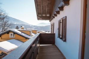 A balcony or terrace at Traditionell-modernes Haus in Hötting