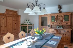 a kitchen with a table and chairs and a chandelier at Traditionell-modernes Haus in Hötting in Innsbruck