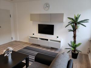 ein Wohnzimmer mit einem TV an einer weißen Wand in der Unterkunft Ferienwohnung Central in Münster