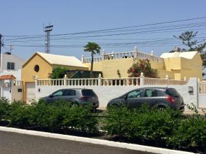 dois carros estacionados em frente a uma casa em ITY House em Playa Honda