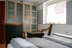 a bedroom with two beds and a window at Ferienwohnung Schenefelder Drift in Stadt Schenefeld