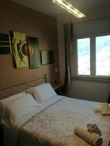 een slaapkamer met een bed en een raam bij B&B "LA GIANCARLA" in Maratea