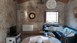 A television and/or entertainment centre at Trullo la perla di pietra