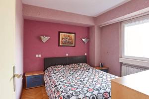 um quarto com uma cama e paredes roxas em Perfect reflection em Skopje