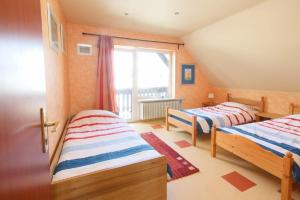 1 Schlafzimmer mit 2 Betten und einem Fenster in der Unterkunft Haus Buchholz in Liesenich
