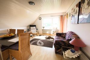 een woonkamer met een tafel en een bank bij Haus Buchholz in Liesenich