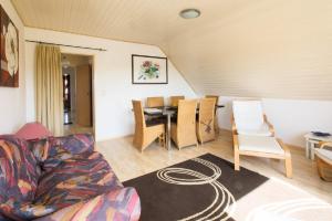 een woonkamer met een bank, een tafel en stoelen bij Haus Buchholz in Liesenich