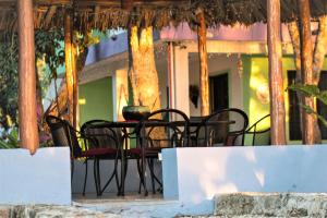 Ein Tisch und Stühle stehen vor einem Gebäude in der Unterkunft El Roble Nature Hotel & Lagoon in Bacalar