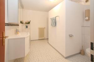 een witte badkamer met een wastafel en een toilet bij Haus Buchholz in Liesenich +102 foto's