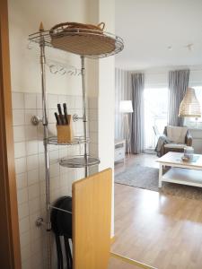 Ferienwohnung preiswert und strandnah في فارنمونده: مطبخ وغرفة معيشة مع طاولة ورف