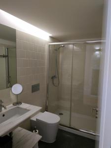 波多的住宿－ML Apartments River，带淋浴、卫生间和盥洗盆的浴室