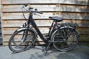 ein schwarzes Fahrrad neben einem Holzzaun in der Unterkunft t Laege Uus in Burgh Haamstede