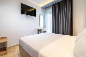 a hotel room with a bed and a window at Oasis in Sarti
